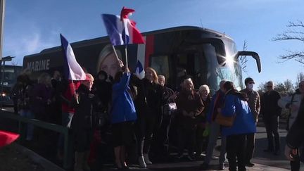 C’est l’affrontement du week-end :&nbsp;un duel à distance entre Marine Le Pen et Eric Zemmour.&nbsp;La première réunit ses partisans à Reims&nbsp;(Marne)&nbsp;samedi 5 février, et l’autre à Lille&nbsp;(Nord).&nbsp;Les journalistes Valéry&nbsp;Lerouge&nbsp;et Christelle&nbsp;Méral&nbsp;sont en direct sur le plateau du 12/13, respectivement au meeting de la candidate du Rassemblement national et à celui de son rival. (FRANCE 2)