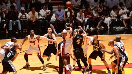 LeBron James et Danny Green à l'entre-deux (GARRETT ELLWOOD / NBAE / GETTY IMAGES)