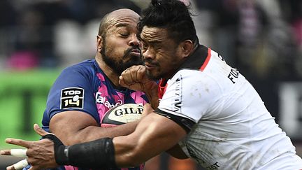 Emmanuel Felsina (Stade Français) et Iosefa Tekori (Stade Toulousain) (MARTIN BUREAU / AFP)