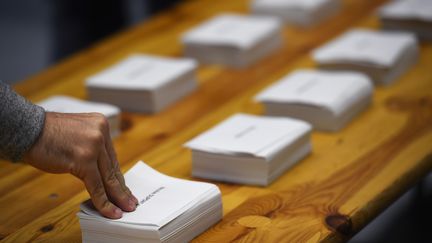 Des bulletins dans un bureau de vote à Rennes(Ille-et-Vilaine), le 23 avril 2017. (DAMIEN MEYER / AFP)