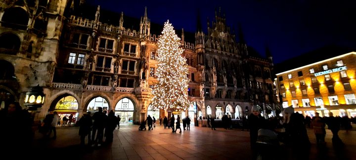 la place Marienplatz,&nbsp;au cœur de Munich, en Allemagne, privée de son marché de Noël pour raisons sanitaires.&nbsp; (BENJAMIN ILLY / ESP - REDA INTERNATIONALE)