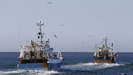 Des pêcheurs français quittent le port de Cherbourg-Octeville (Manche), le 27 juin 2018. (CHARLY TRIBALLEAU / AFP)