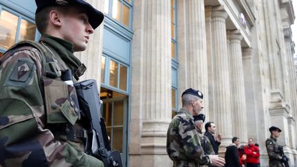 Une patrouille dans le cadre du plan Vigipirate, devant la gare du Nord, &agrave; Paris, le 21 d&eacute;cembre 2012. (PIERRE VERDY / AFP)