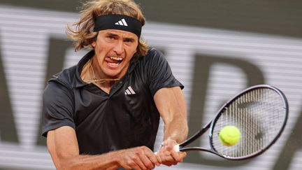 Alexander Zverev lors du troisième tour de Roland-Garros 2023 contre Frances Tiafoe. (THOMAS SAMSON / AFP)