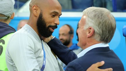 Thierry Henry et Didier Deschamps se saluent avant le match France-Belgique, le 10 juillet 2018, à Saint-Pétersbourg (Russie). (CHRISTIAN CHARISIUS / DPA / AFP)