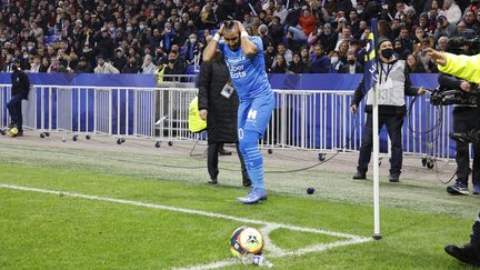 Il aura fallu que Dimitri Payet reçoive une bouteille d'eau en pleine tête au Groupama Stadium, contre Lyon le 21 novembre en Ligue 1, pour que la LFP prenne une mesure écolo. Espérons que l'interdiction des bouteilles en plastique dans les stades précède celle des supporters en carton. (MAXPPP)