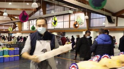 Marie-Pierre Issartier et son frère Bertrand, vendent leurs oies sur le marché de Brive-la-Gaillarde. (CAPTURE ECRAN FRANCE 2)