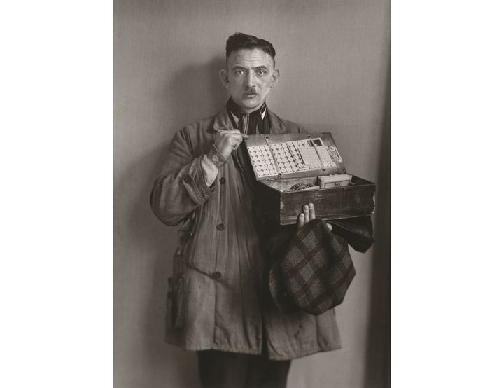 August Sander, Hausierer (Colporteur), 1930, Die PhotographischeSammlung / SK Stiftung Kultur, Cologne (© Die Photographische Sammlung / SK Stiftung Kultur – August Sander Archiv, Cologne/ Adagp, Paris, 2022)