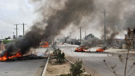 Des barricades en flamme dans les rues de Kaboul (Afghanistan), apr&egrave;s une manifestation anti-am&eacute;ricaine, le 17 septembre 2012. (MASSOUD HOSSAINI / AFP)