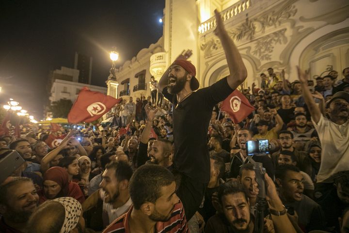 La joie de la foule à Tunis après l'annonce de la victoire de Kaïs Saïed,&nbsp;le 13 octobre 2019 (AFP - YASSINE GAIDI / ANADOLU AGENCY)