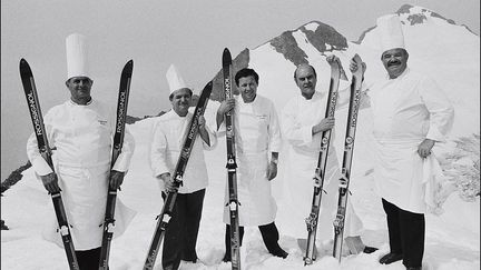 De gauche à droite, Paul Bocuse, Pierre Troisgros, Alain Chapel au centre, Georges Blanc et Jacques Pic le 28 juillet 1983 à l'Alpe d'Huez.&nbsp; (LAURENT MAOUS / GAMMA-RAPHO / GETTY IMAGES)