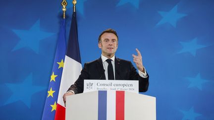 Emmanuel Macron lors d'une conférence de presse à l'issue d'un sommet européen à Bruxelles, le 1er février 2024. (LUDOVIC MARIN / AFP)