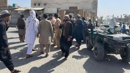 Des&nbsp;habitants devant&nbsp;une mosquée chiite de Kandahar (Afghanistan), où des explosions ont eu lieu le 15 octobre 2021.&nbsp; (MURTEZA KHALIQI / ANADOLU AGENCY / AFP)