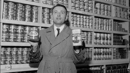 Edouard Leclerc dans les ann&eacute;es 1960, dans un de ses magasins parisiens. (AFP)