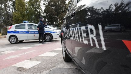 Des voitures des forces de l'ordre italiennes à Palerme (Italie), le 3 avril 2021. (FRANCESCO MILITELLO MIRTO / NURPHOTO / AFP)