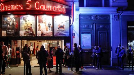 Des spectateurs devant le cinéma parisien "Les 5 Caumartin" à la réouverture des salles (ABDULMONAM EASSA / AFP)