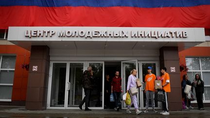 Des habitants évacués reçoivent de l'aide dans l'un des centres humanitaires de la capitale régionale Belgorod (Russie), le 3 juin 2023, après avoir quitté le secteur frontalier. (OLGA MALTSEVA / AFP)