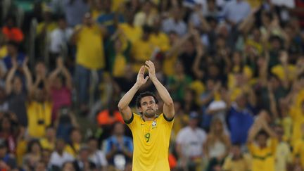 Le br&eacute;silien Fred, c&eacute;l&egrave;bre la victoire contre l'Espagne, &agrave; Rio de Janeiro, dimanche 30 juin. (SERGIO MORAES / REUTERS)