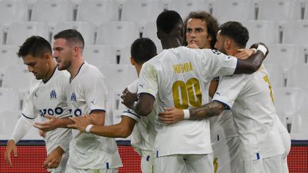 Les Marseillais célèbrent le but de Leonardo Balerdi face au Sporting Portugal, au stade Vélodrome, le 4 octobre 2022. (NICOLAS TUCAT / AFP)