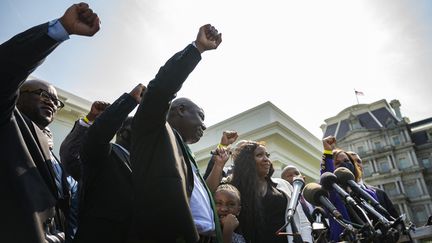 La famille de George Floyd s'exprime devant la presse après avoir rencontré le président Joe Biden à la Maison blanche (Washington, Etats-Unis), le 25 mai 2021. (JIM WATSON / AFP)