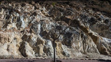 pour essayer de comprendre comment la terre s’est formée. «On y trouve des roches datant de l'Archéen, non loin desquelles coule la rivière Komati. Elle a donné son nom à des laves particulièrement fluides qui coulaient là-bas il y a plus de 3 milliards d'années, les komatiites. Leur viscosité devait être similaire à celle de l'eau puisqu'elles s'écoulaient à des températures supérieures à 1400°C et probablement à plus de 1600°C», précise le site Futura Sciences.
 (Wikus de Wet / AFP)