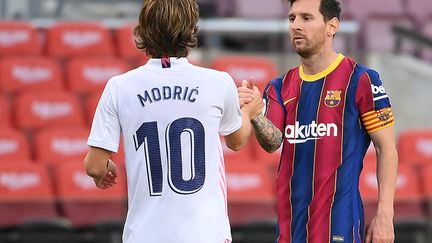 Luka Modric et Lionel Messi, ici lors du Clasico du 24 octobre 2020. (LLUIS GENE / AFP)