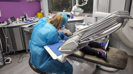 Un enfant chez le dentiste, le 11 novembre 2022 à Paris. (RICCARDO MILANI / HANS LUCAS / AFP)