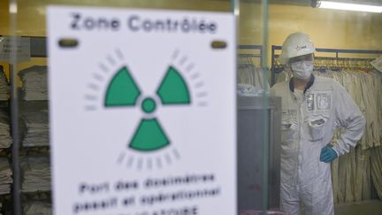 Un employé de la centrale nucléaire de&nbsp;Fessenheim, en juin 2020. (SEBASTIEN BOZON / AFP)