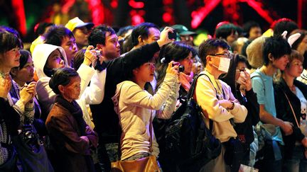 Des touristes chinois, &agrave; Shenzen (Chine), le 1er d&eacute;cembre 2011. (MAXPPP)