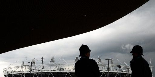 Des bobbies devant le stade olympique de Londres, le 20 avril 2012. (AFP PHOTO / ADRIAN DENNIS)