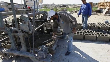 Recyclage de ciment à Khan Younes (sud de la bande de Gaza) (AFP/SAID KHATIB)