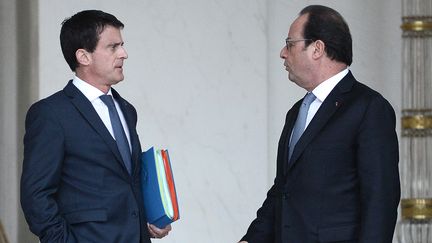 Manuel Valls et François Hollande, le 30 juin 2016, à l'Élysée (STEPHANE DE SAKUTIN / AFP)