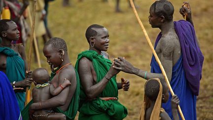 Quand elles acceptent l’invitation du vainqueur, reçue comme un honneur, elles glissent un collier autour du bâton. Il n’est pas rare de voir des mariages se concrétiser.  Mais la fidélité s’impose alors. (Carl de Souza / AFP)