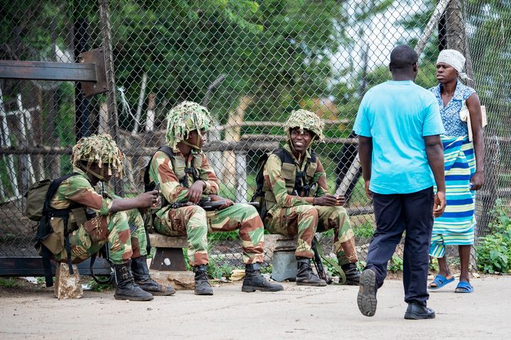 Militaires zimbabwéens à Bulawayo (sud-ouest), 2e ville du pays, le 17 janvier 2019 (ZINYANGE AUNTONY / AFP)