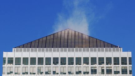 De la fum&eacute;e s'&eacute;chappe d'un building situ&eacute; dans le quartier d'affaires de Canary Wharf, &agrave; Londres (Royaume-Uni), le 3 f&eacute;vrier 2012. (LUKE MACGREGOR / REUTERS)