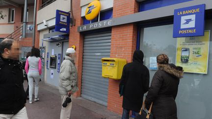 La poste du quartier de Bellefontaine &agrave; Toulouse (Haute-Garonne), ferm&eacute;e apr&egrave;s un violent braquage, le 7 mars 2012. (MAXPPP)