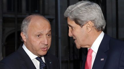 Laurent Fabius, ministre des Affaires &eacute;trang&egrave;res (G), et John Kerry, Secr&eacute;taire d'Etat am&eacute;ricain, avant une r&eacute;union sur la Syrie avec le chef de la diplomatie russe, Sergei Lavrov, &agrave; Paris,&nbsp;le 27 mai 2013. (FREDERIC DE LA MURE / AFP)