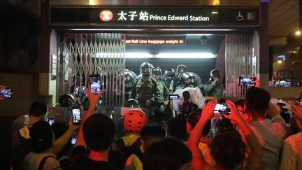 Des policiers bloquent l'accès à la station de métro Prince Edouard à Hong Kong, le 31 août 2019.&nbsp; (KOKI KATAOKA / YOMIURI / AFP)