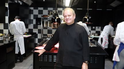 Le chef fran&ccedil;ais Jo&euml;l Robuchon pose dans la cuisine de La Grande Maison, son &eacute;tablissement bordelais, le 6 d&eacute;cembre 2014. (NICOLAS TUCAT / AFP)