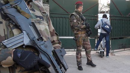 Des militaires sécurisent l'accès au lycée où enseigne le professeur juif agressé à Marseille, mardi 12 janvier 2016. (BORIS HORVAT / AFP)