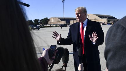 Donald Trump s'adresse à des journalistes depuis une base militaire dans le Maryland, jeudi 18 octobre 2018, avant d'embarquer dans l'avion Air Force One. (NICHOLAS KAMM / AFP)