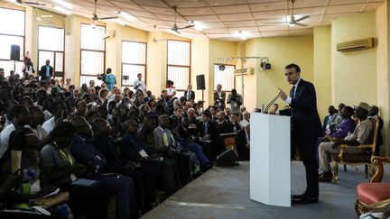 Le président Emmanuel Macron devant les étudiants de l'université de Ouagadougou, lors de sa première tournée africaine. Burkina Faso, le 28 novembre 2017. (LUDOVIC MARIN / AFP)