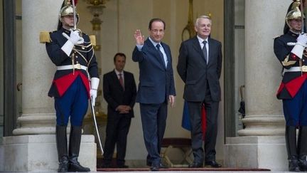 François Hollande et Jean-Marc Ayrault sur le perron de l'Elysée le 26 juin 2012. (FRED DUFOUR / AFP)