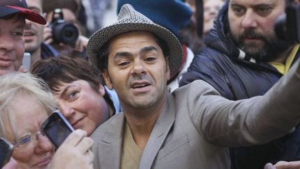 Jamel Debbouze, futur "président anormal"... des César, en marche vers le Fouquet's, sur les Champs-Elysées, dans la cohue... (2/2/2013)
 (Fabien de Serres / Sipa)