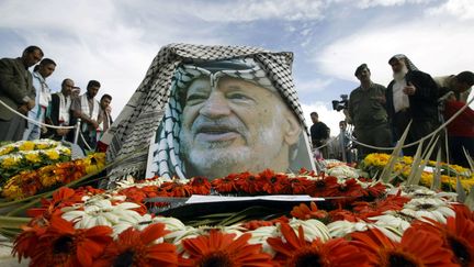 La tombe de Yasser Arafat, &agrave; la Mouqataa, l'ancien si&egrave;ge du pouvoir palestinien, &agrave; Ramallah, le 13 novembre 2004, au surlendemain de la mort du leader de l'OLP. (AWAD AWAD / AFP)