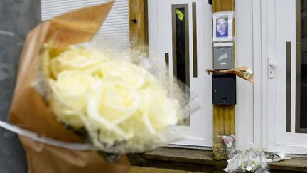 Des fleurs déposées en hommage à la jeune femme tuée à Hayange (Moselle), le 25 mai 2021. (JEAN-CHRISTOPHE VERHAEGEN / AFP)