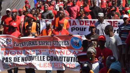 Des manifestants contre le président Alpha Conde, à Conakry (Guinée), le 26 novembre 2019. (CELLOU BINANI / AFP)