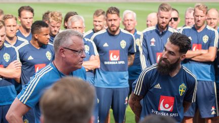 Jimmy Durmaz prend la parole devant ses coéquipiers le 24 juin, pour dénoncer les insultes racistes dont il est victime sur internet.&nbsp; (MAXIMILIAN HAUPT / DPA)