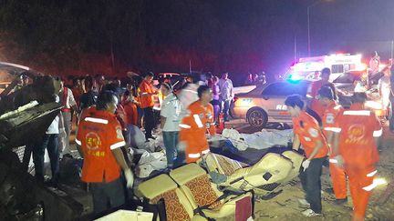 Un&nbsp;accident de bus a fait plusieurs&nbsp;morts et des dizaines de blessés, le 21 mars 2018 dans la province de l'Issan (Ailante). (HANDOUT / NAKHON RATCHASIMA DISASTER PREVE / AFP)