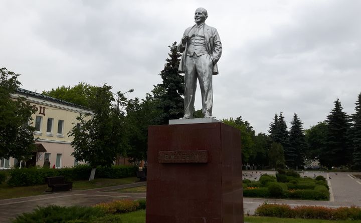 La place de la Révolution à Istra (Russie) avec une statue de Lénine, en juin 2018. (JEROME VAL / RADIO FRANCE)